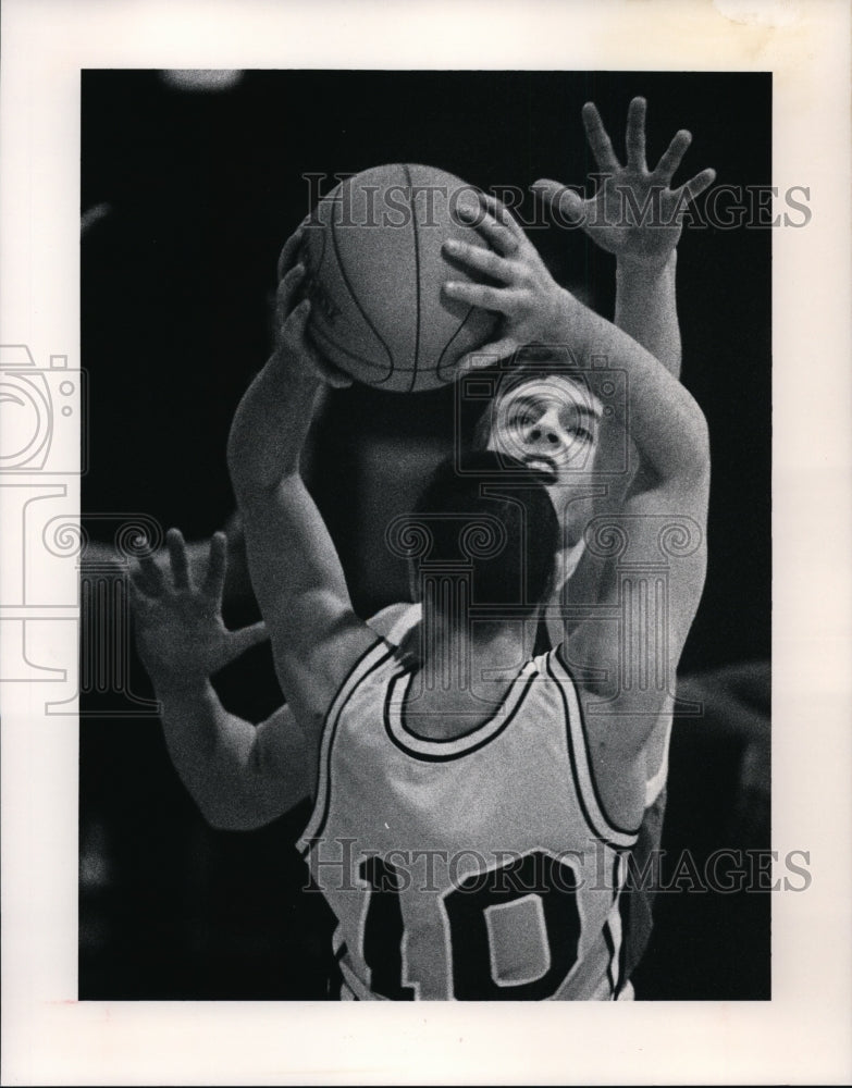Press Photo Basketball players Tom Contenza and Ryan Rehl - cvb51502- Historic Images