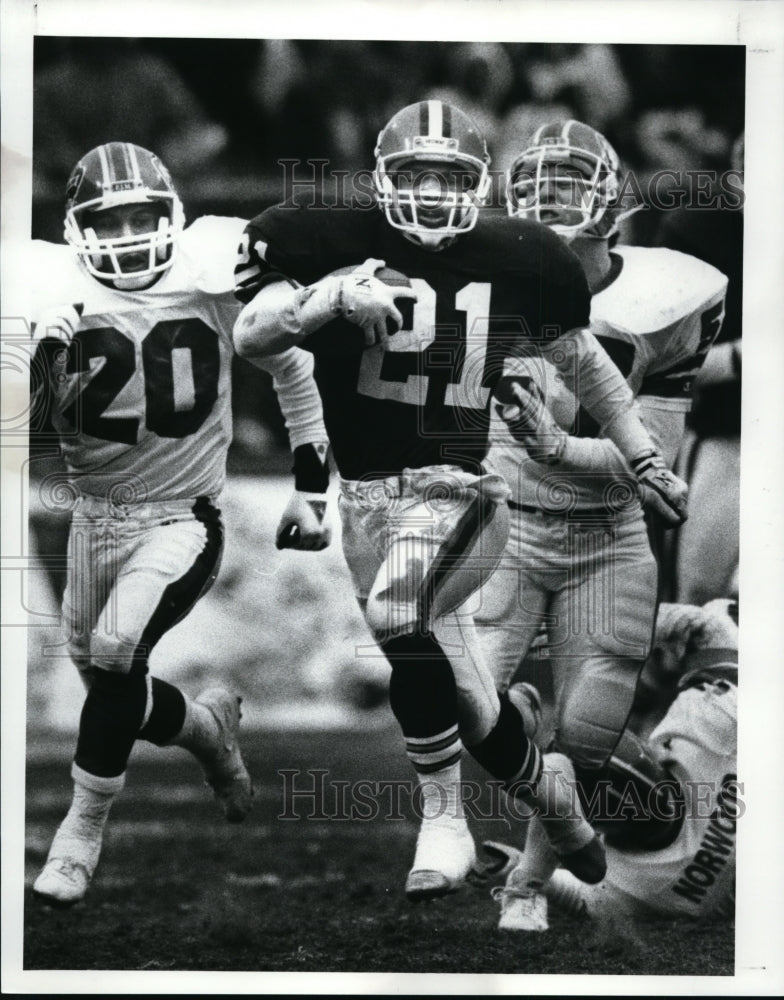 1990 Press Photo Eric Matcalf vs Buffalo Bills Mickey Sutton and Matt Longer- Historic Images