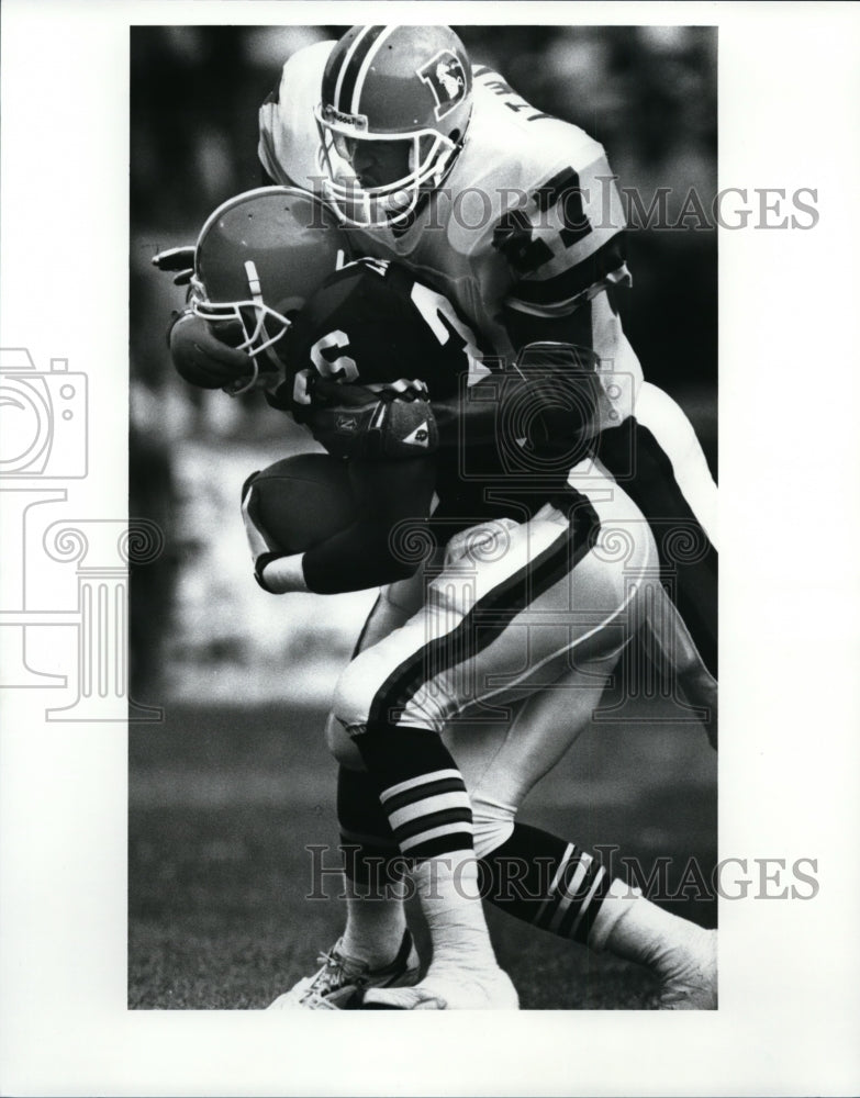 1989 Press Photo Keith Jones vs Denvers&#39; Steve Atwater-football action- Historic Images