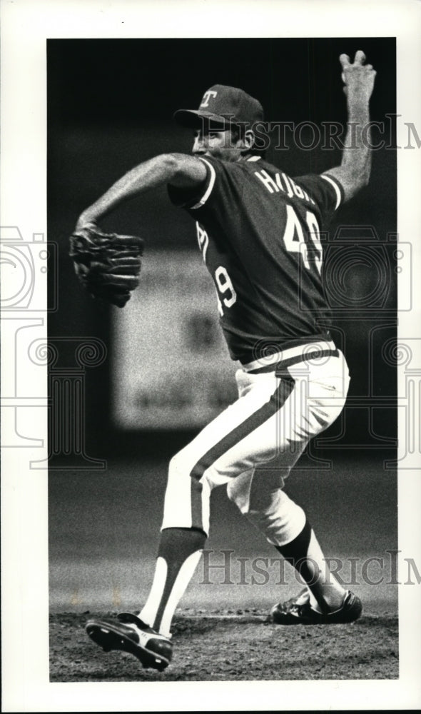 1985 Press Photo Rangers baseball pitcher Hough readies his knuckle ball- Historic Images