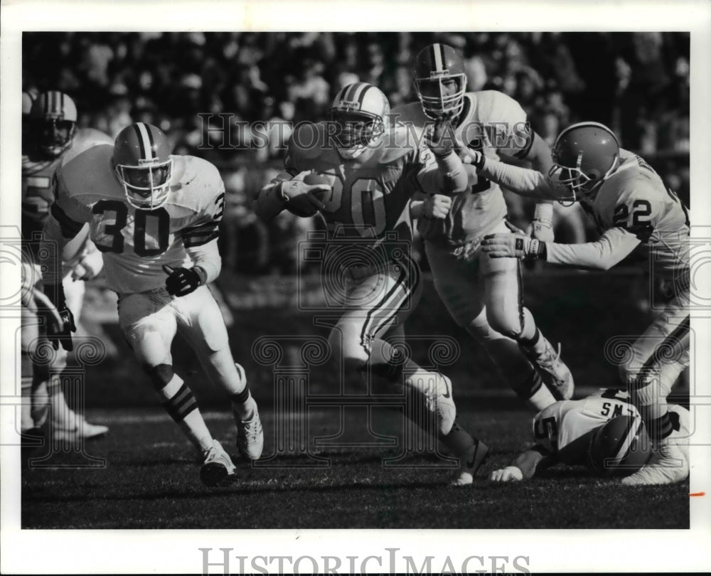 Press Photo Oiler Allen Pinkett is surrounded by Browns - cvb51886- Historic Images