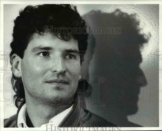 1989 Press Photo Bernie Kosar answers questions about madame Karen Panek.- Historic Images