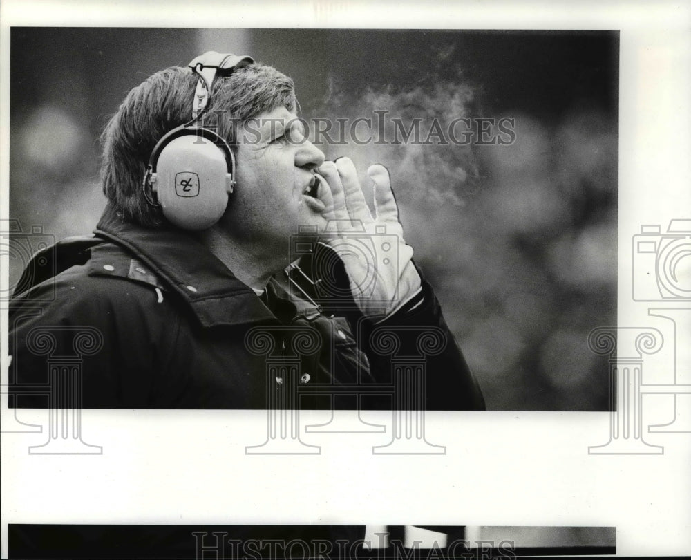 1988 Press Photo Jerry Glanville, Houston coach, gives direction during game.- Historic Images