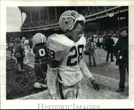 1987 Press Photo Herman Fontenot of Browns Walks Off Field After Denver Win- Historic Images