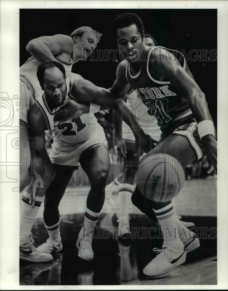 1983 Press Photo Leonard Robinson holds back World B. Free of the Cava.- Historic Images