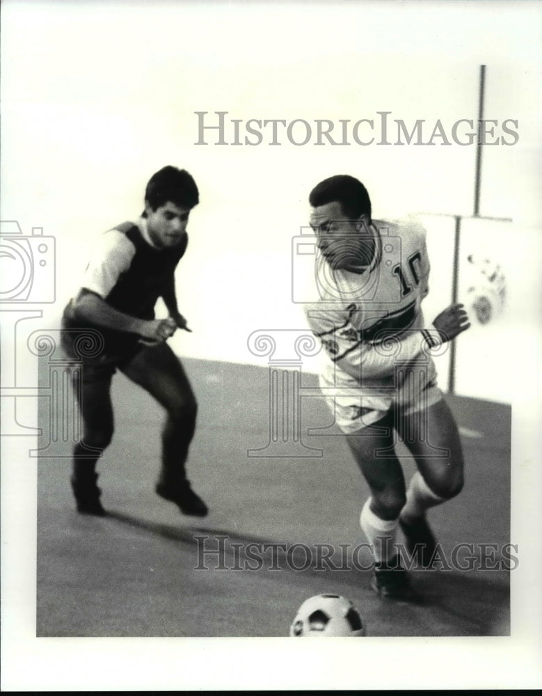 1987 Press Photo Carl Valentine controls the ball as Victor Nogueira defends- Historic Images