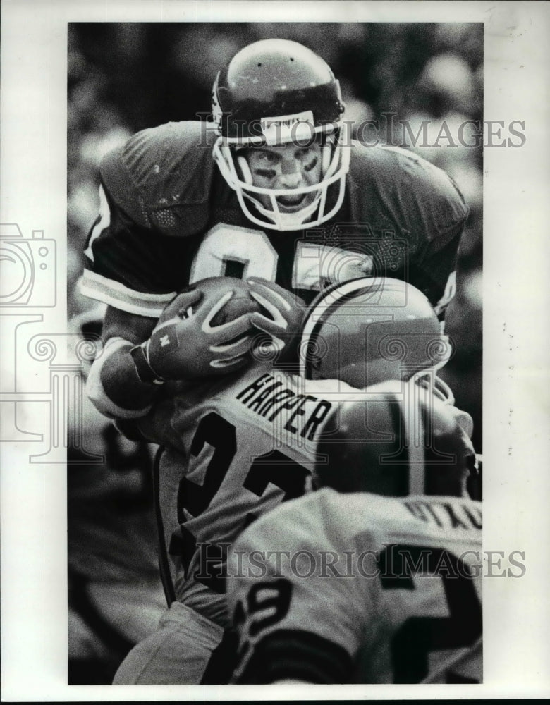 1986 Press Photo Browns&#39; Mark Harper sticks it to Walt Arnold after 9-yard pass- Historic Images