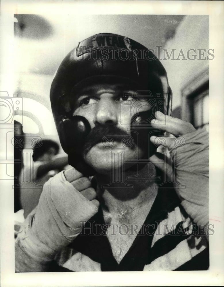 1980 Press Photo Franny Peirce adjusts headgear before workout - cvb52124- Historic Images