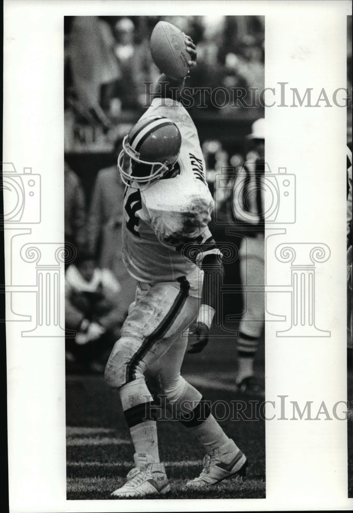 1986 Press Photo Kevin Mack of Cleveland Browns Spikes Ball After Touchdown- Historic Images