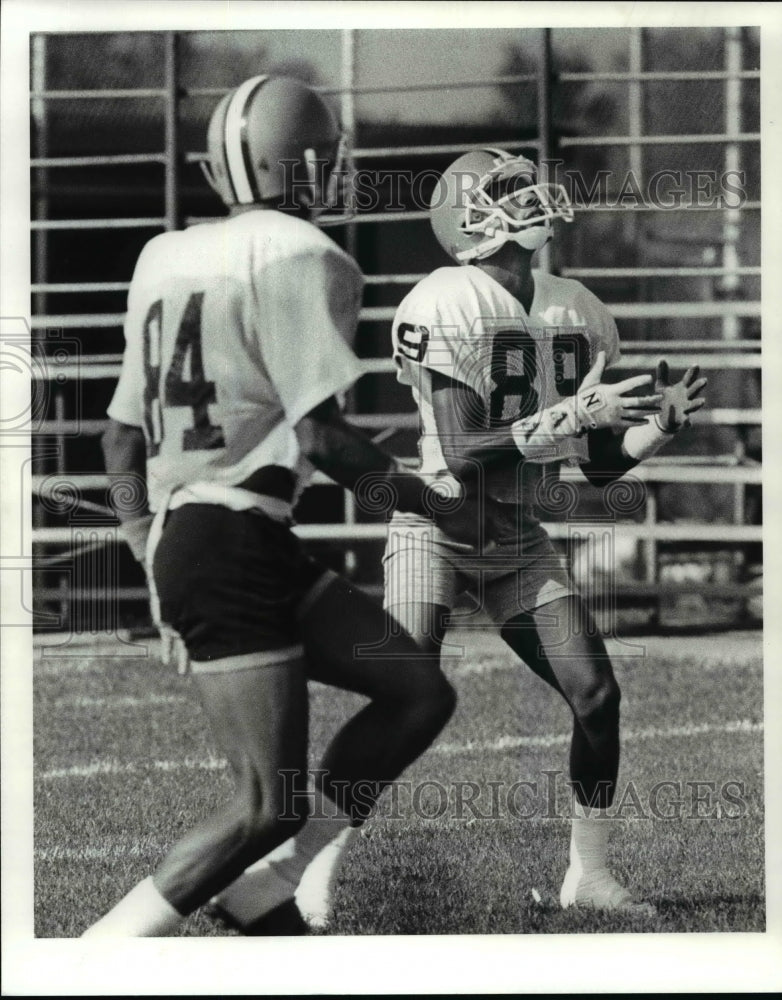 1988 Press Photo Cleveland Browns No. 89, Gerald McNeil receives a punt.- Historic Images