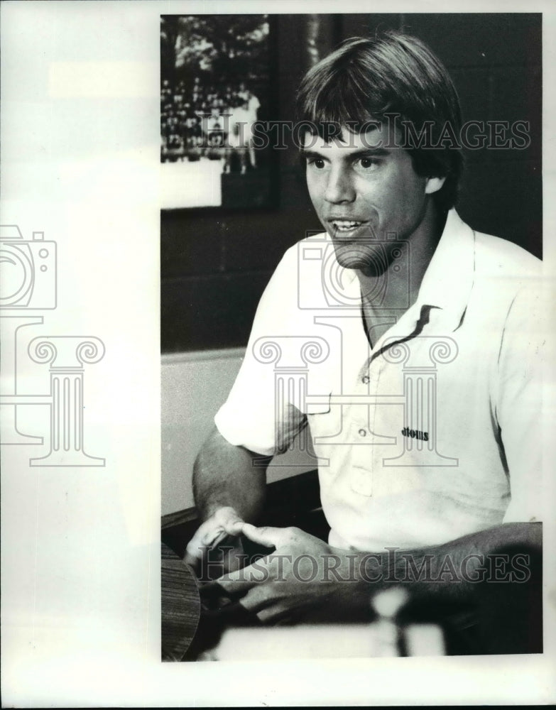 1981 Press Photo Matt Bahr arrives late for news conference - cvb52178- Historic Images