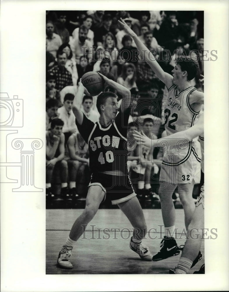 Press Photo Stow&#39;s Mike McAdam passes around Cuyahoga Falls Bob McCartney- Historic Images