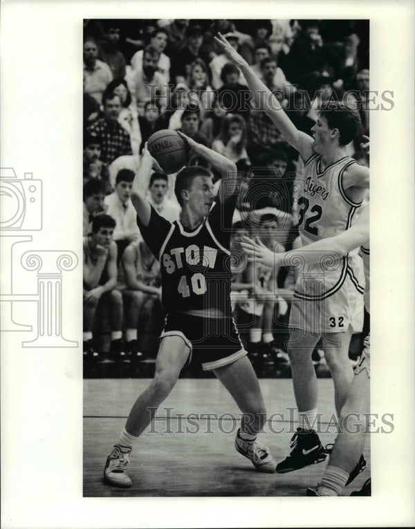Press Photo Stow's Mike McAdam passes around Cuyahoga Falls Bob McCart ...