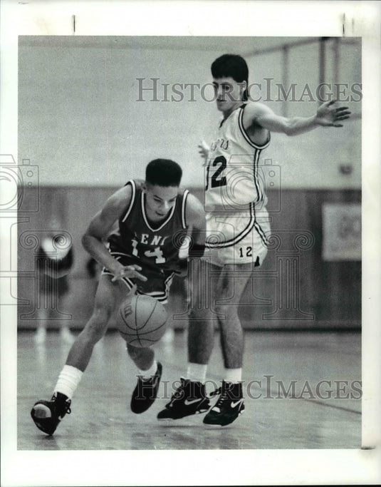 1990 Press Photo Tony Boykin drives past Cuyahoga Falls defender Landon Hackim- Historic Images