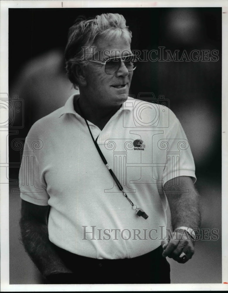 1989 Press Photo Bud Carson watches the Browns practice at Lakeland - cvb52361- Historic Images