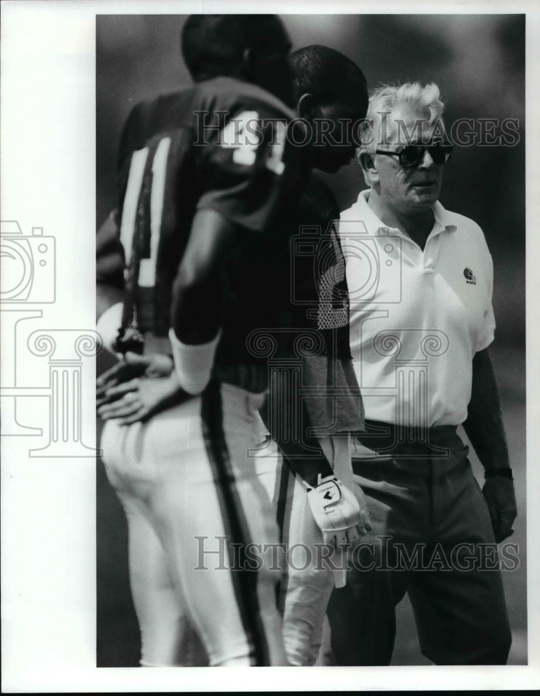 1990 Press Photo Bud Carson, Cleveland Browns Couch - cvb52363- Historic Images