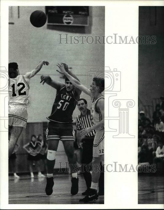 1990 Press Photo Kent's (50) Qasim Shakoor pass between Cuyahoga Falls defenders- Historic Images