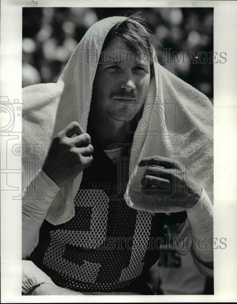 1985 Press Photo Safety Mike, Whitwell on sidelines keeping head cool- Historic Images