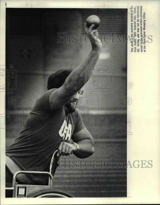 1988 Press Photo Carl Brungard practices, Kent State Universities athletic field- Historic Images