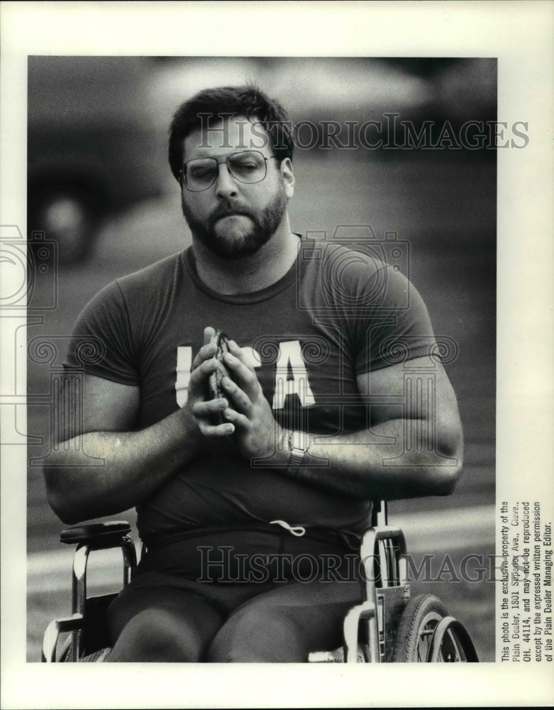 1988 Press Photo Carl Brungard concentrates before throwing disc at Kent State.- Historic Images