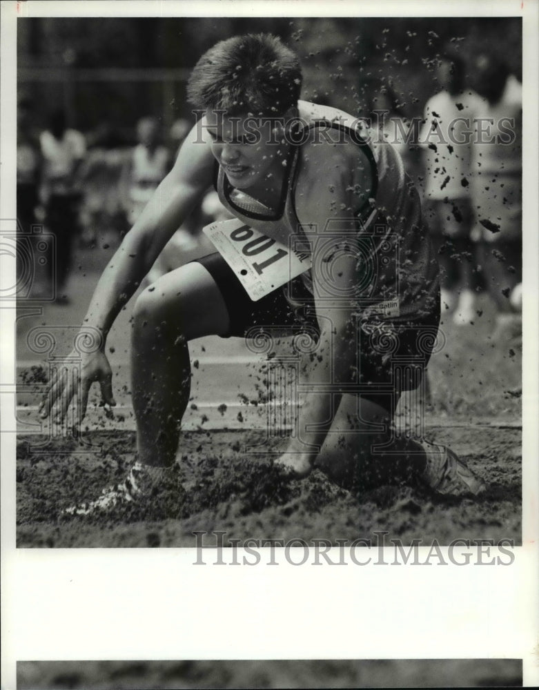 Keith Landy 1990 Press Photo Keith Sandy of North Olmsted setting a new jumping re ...