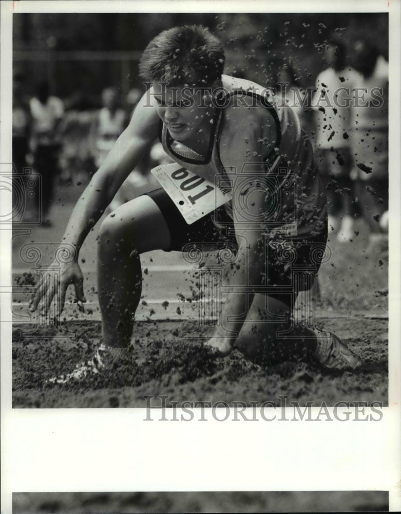 1990 Press Photo Keith Sandy of North Olmsted setting a new jumping record- Historic Images