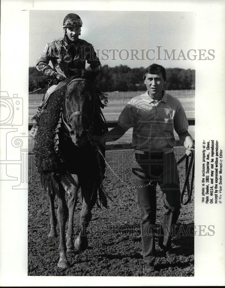1988 Press Photo Bobby Ray, groomer with winning Jockey and Shane Romero jockey- Historic Images