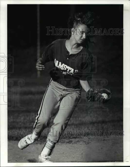1990 Press Photo Shortstop Peggy Hatters fields a shot and throws out the runner- Historic Images