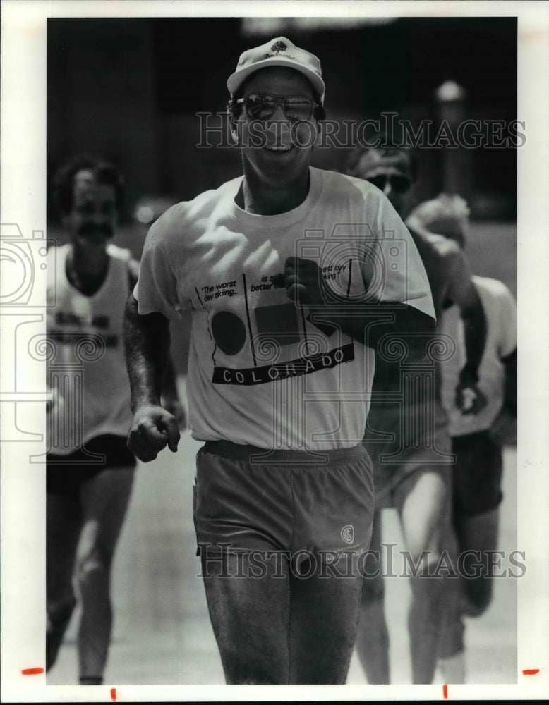 1990 Press Photo Bob Gross, who plans to run 100 mile race - cvb52957- Historic Images