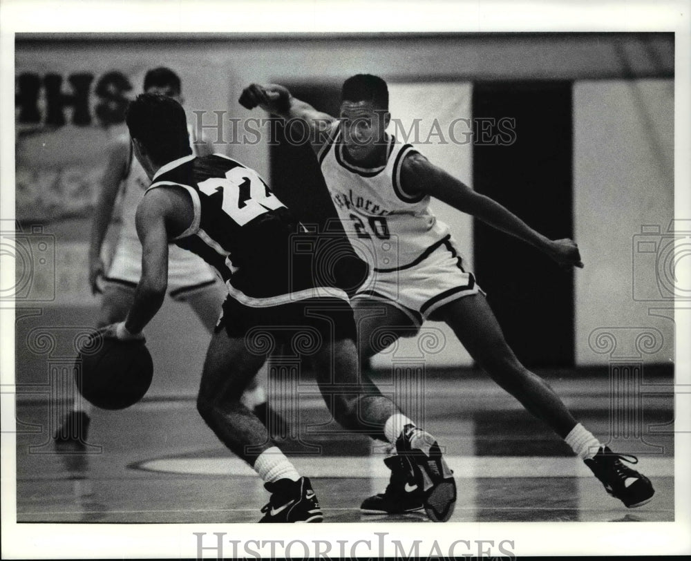 1990 Press Photo No. 22 Falls Black Tiger Steve Kramer, tries to take the ball- Historic Images