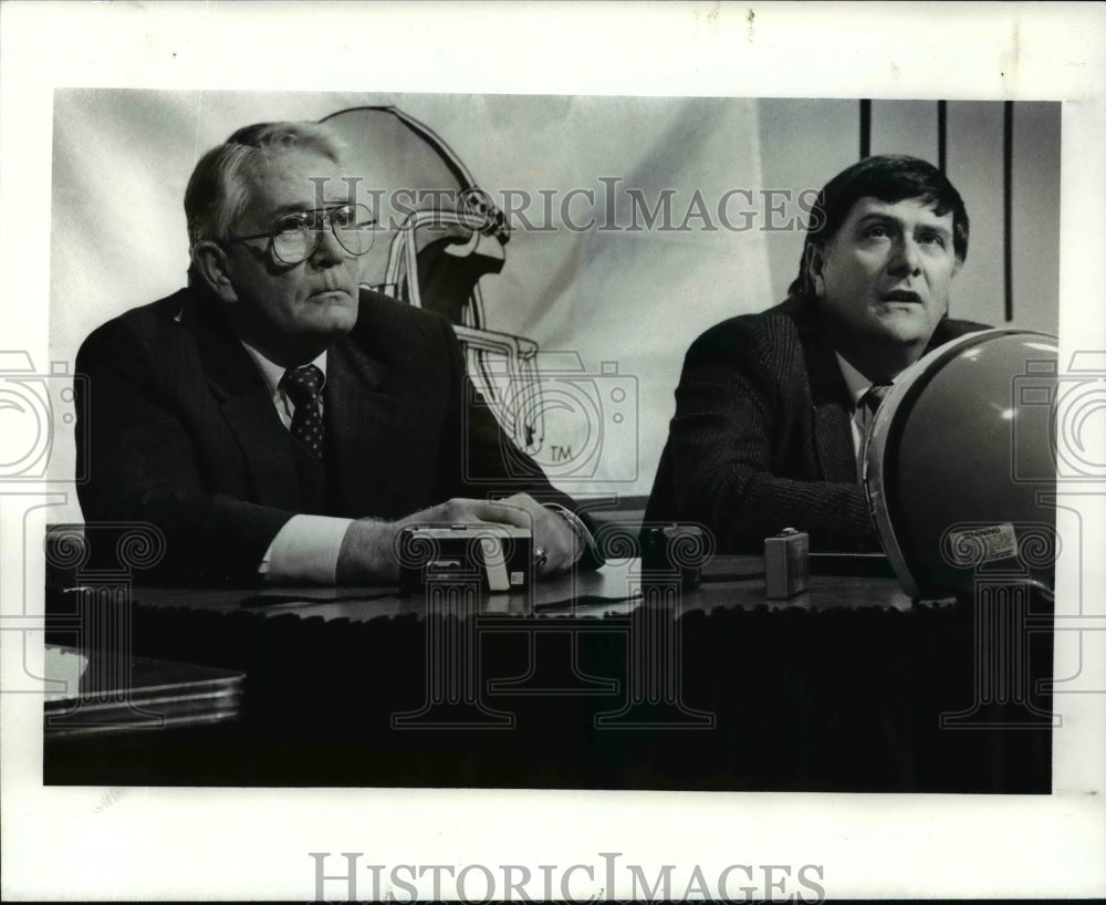 1989 Press Photo Browns draft day: Bud Carlson and Ernie Accorsi - cvb53041- Historic Images