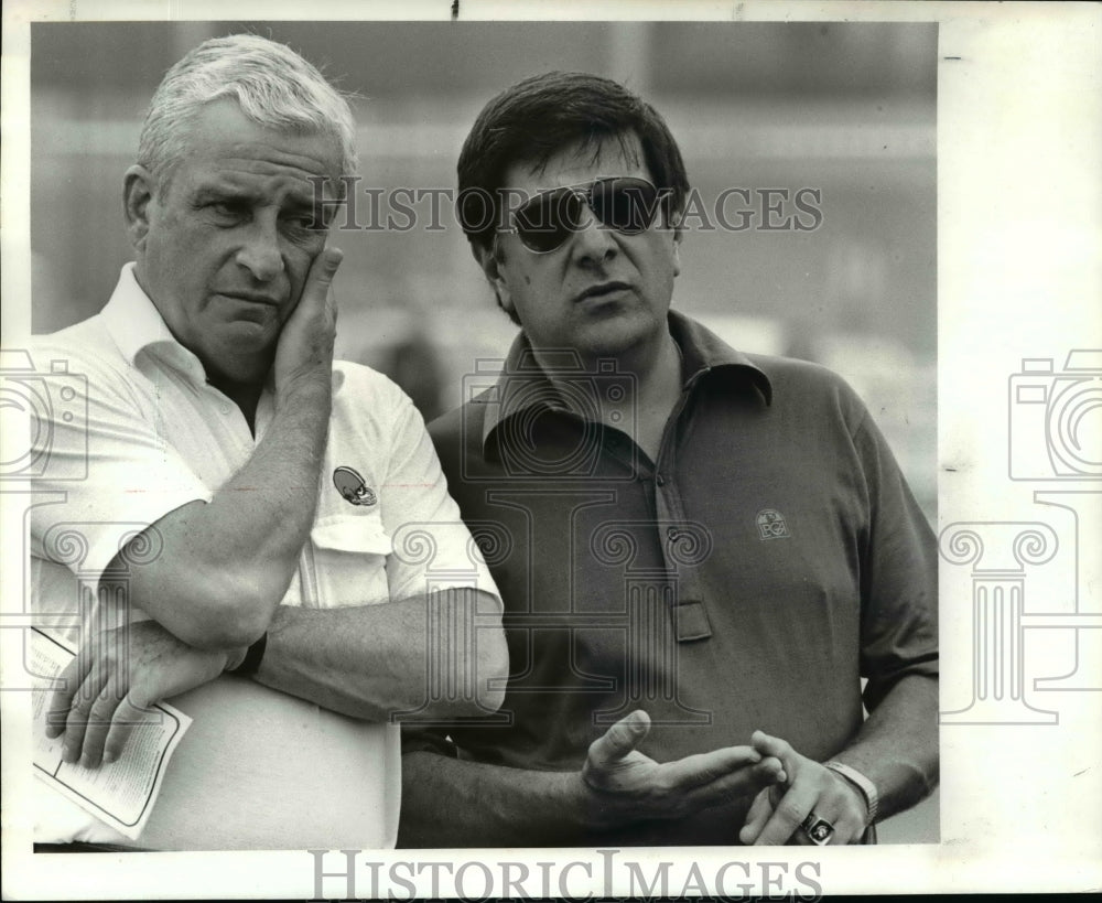 1985 Press Photo Art Model and new assistant Ernie Acorsi - cvb53045- Historic Images