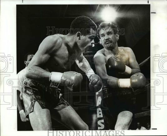 1989 Press Photo Raul Torres, right throws a right at Jerry Page - cvb53110- Historic Images