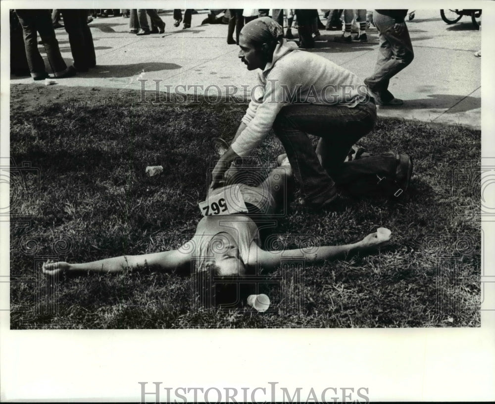 1980 Press Photo Dan McCarthy of Kent get some help from Randy Kulman- Historic Images