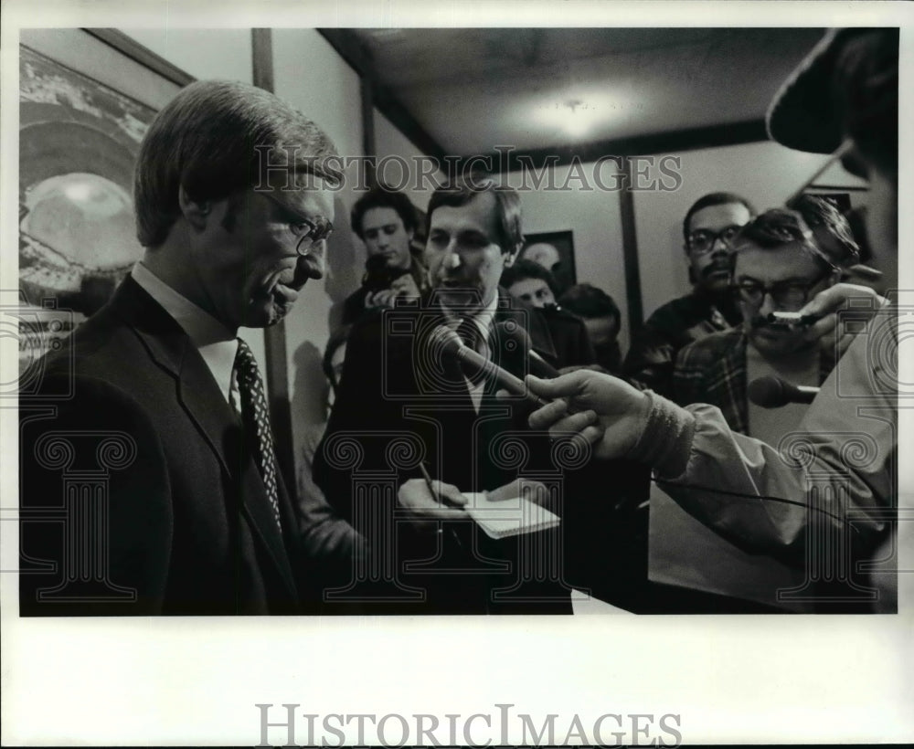 Press Photo Marty Schottenheimer hold his first press conference - cvb53254- Historic Images