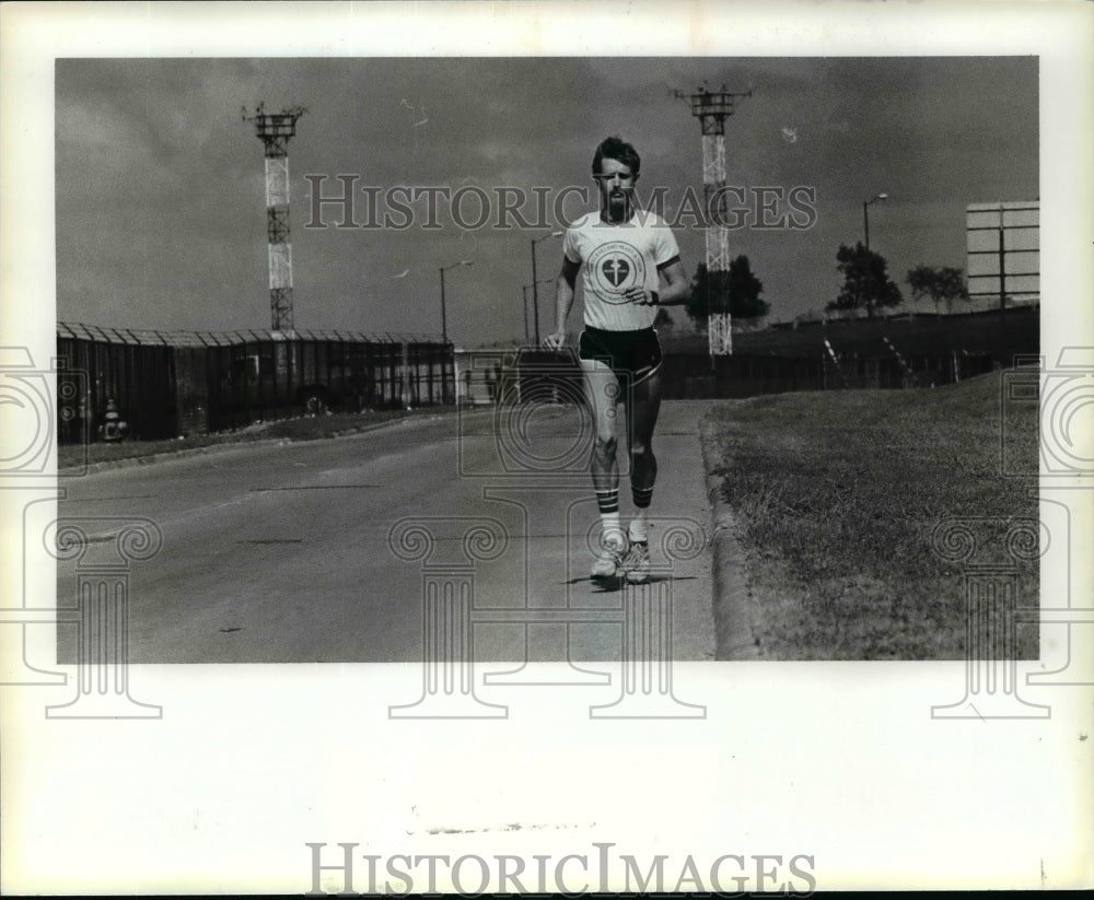 1979 Press Photo Steve Heidenrich runs on the north marginal - cvb53275- Historic Images