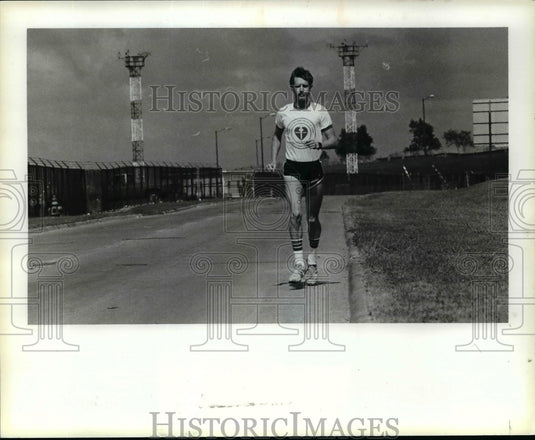 1979 Press Photo Steve Heidenrich runs on the north marginal - cvb53275- Historic Images