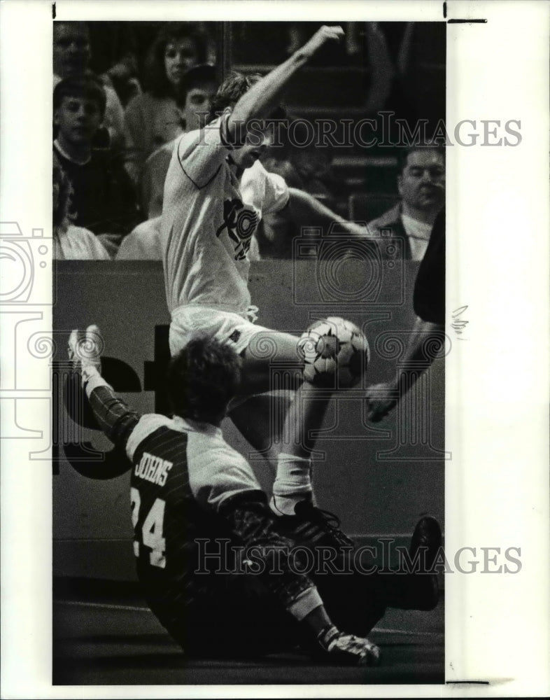 1990 Press Photo Goal keeper PJ Johns of the Crunch battles David Doyle of Comet- Historic Images