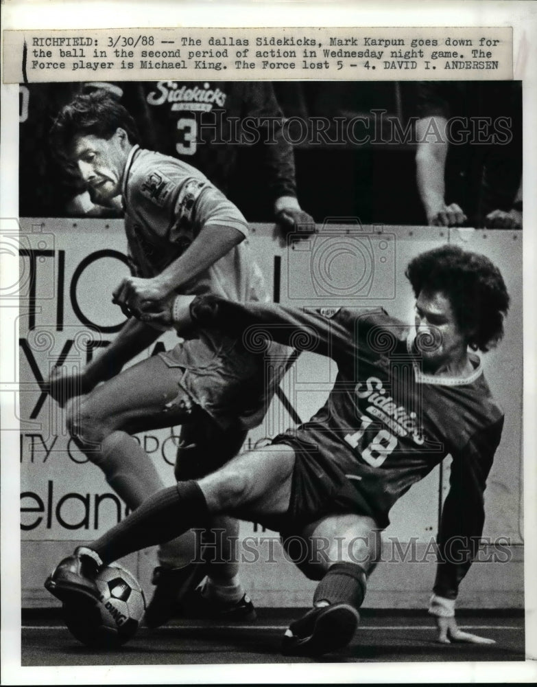 1988 Press Photo Sidekick&#39;s Mark Karpun ang Force player Michael King.- Historic Images