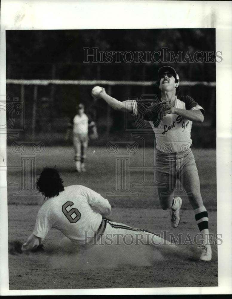 1983 Press Photo Eddie Kern, 2nd base, Terry Ravckhorst, sliding - cvb53624- Historic Images