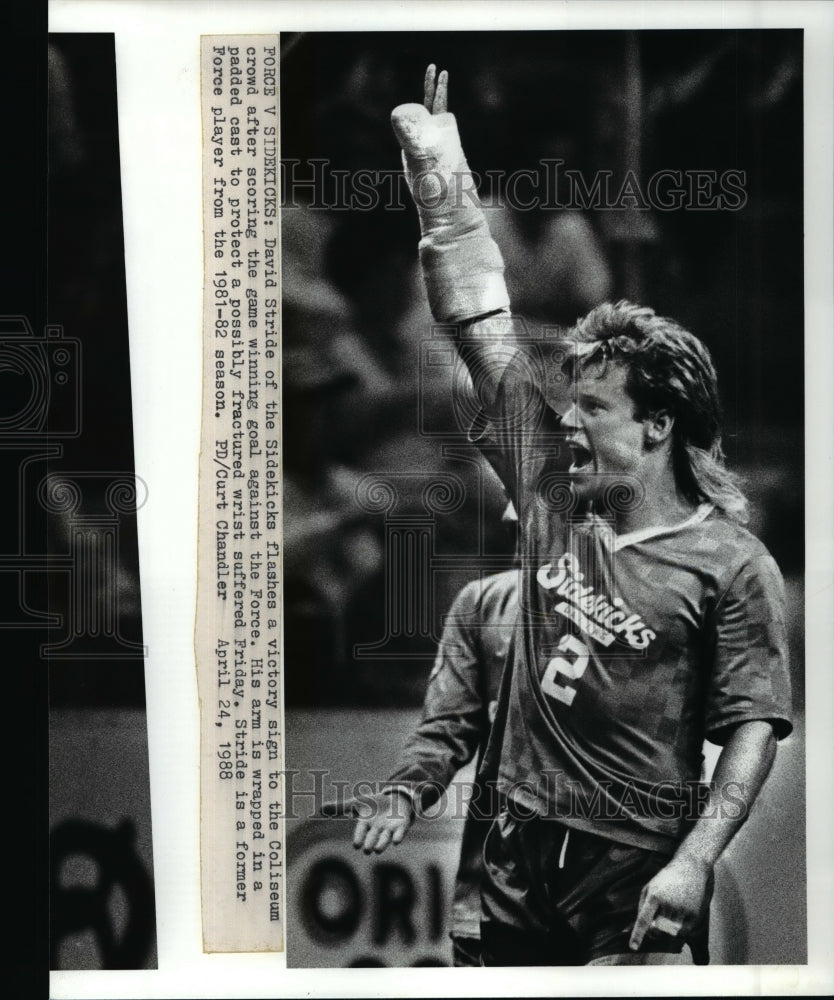 1988 Press Photo David Stride of the Sidekick flashes a victory sign - cvb53636- Historic Images