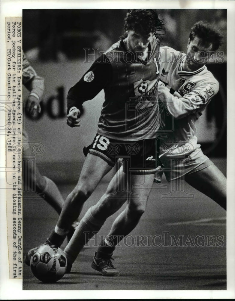 1988 Press Photo David Byrne (19) of the Strikers and defenseman Benny Dargle- Historic Images
