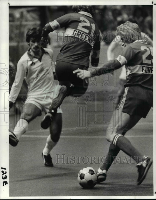 1983 Press Photo Arrows player Keith Furphy vs Force player Charley Gree- Historic Images