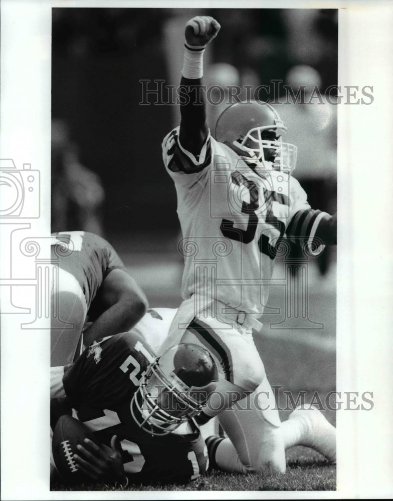 1988 Press Photo Browns 35- Will Hill celebrate a sack by Randall Cunningham- Historic Images