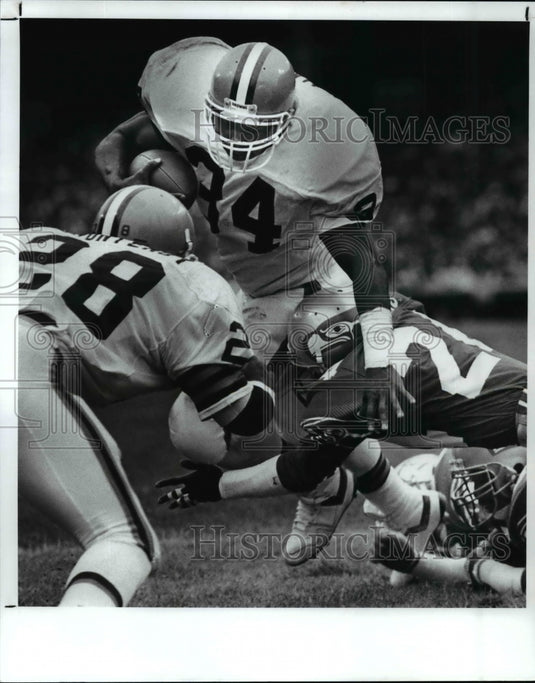 1988 Press Photo Kevim Mack eludes a block from Melvin Jenkins - cvb53680- Historic Images