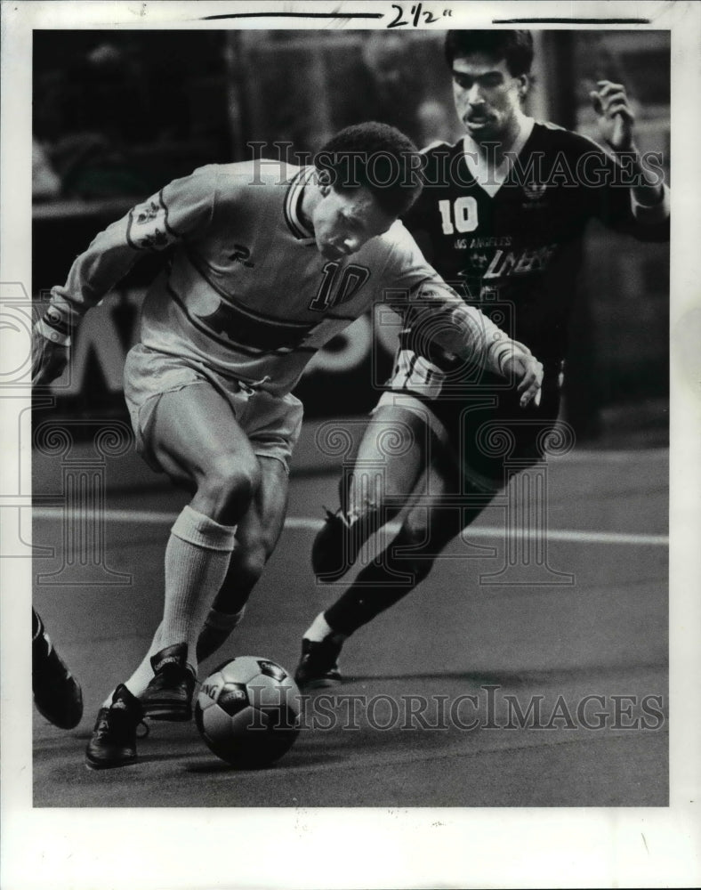 1987 Press Photo Carl Valentine brings the ball up court - cvb53687- Historic Images