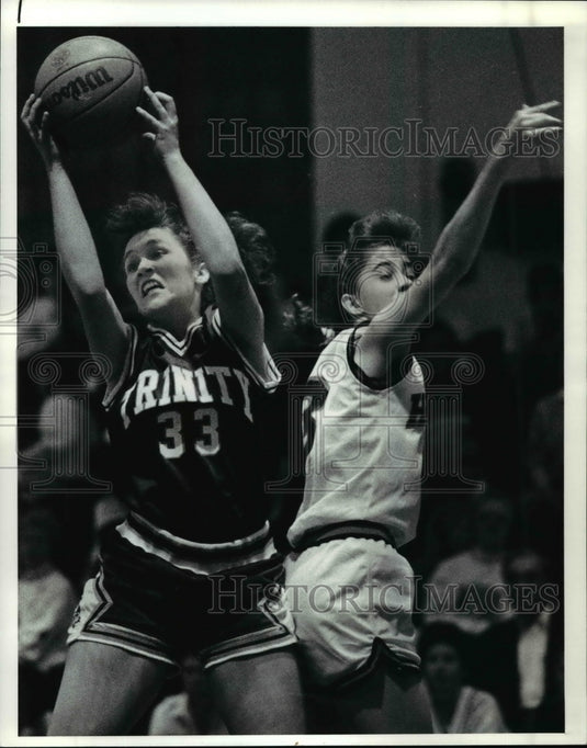 Press Photo Trinity No 33 Amy Yurik recovers rebound against Hoban No 3 Anita- Historic Images