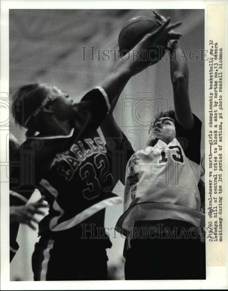 1991 Press Photo #32 Latonya Hill tries to block a shot by #13 Debora McKinney- Historic Images