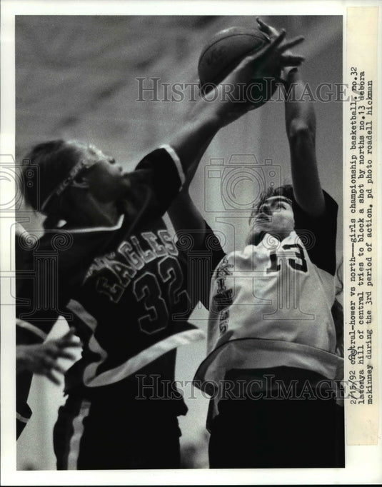 1991 Press Photo #32 Latonya Hill tries to block a shot by #13 Debora McKinney