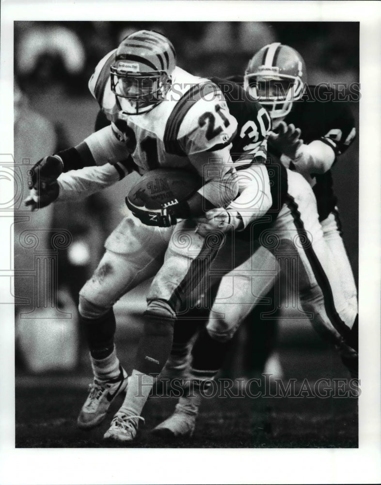 1989 Press Photo Browns vs Bengals James Brooks is pursued by Thane Gash.- Historic Images